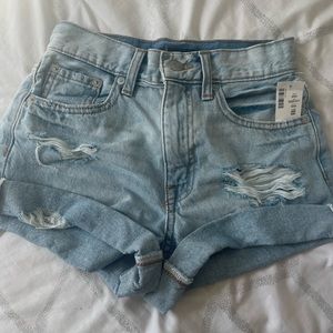 Aeropostale Mom Short, mid to light wash